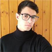 Estudiante de bachillerato hace clases de repaso a niños de primaria y secundaria